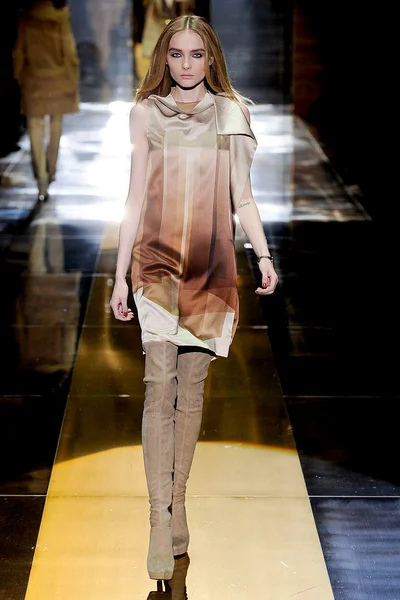 Look 16